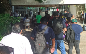Imagen de las filas para realizar el canje de placas en la Unidad Deportiva Kukulcán.- Foto de Cortesía