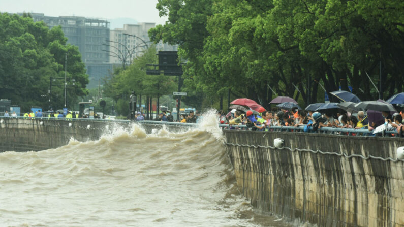 El tifón Muifa ataca las costas de China