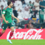 Henry Martín, en imagen que comparte la cuenta de Twitter de la Selección Mexicana, celebra su gol ante Arabia Saudita