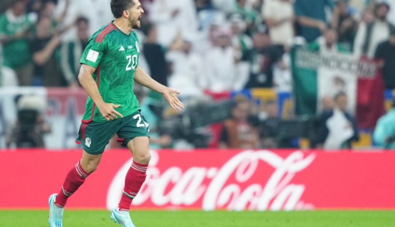 Henry Martín, en imagen que comparte la cuenta de Twitter de la Selección Mexicana, celebra su gol ante Arabia Saudita