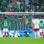 La cuenta de Twitter de la Selección Mexicana compartió el momento en el que Guillermo Ochoa le atajó un penal a Robert Lewandowski