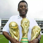 Imagen que comparte la cuenta de Facebook de Pelé en la que muestra los tres títulos mundiales que ganó con la Selección Brasileña