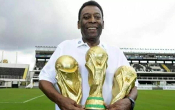 Imagen que comparte la cuenta de Facebook de Pelé en la que muestra los tres títulos mundiales que ganó con la Selección Brasileña
