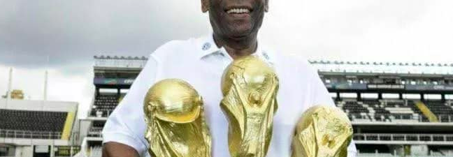 Imagen que comparte la cuenta de Facebook de Pelé en la que muestra los tres títulos mundiales que ganó con la Selección Brasileña
