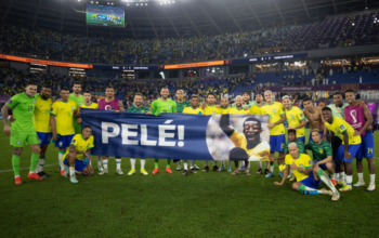 Los jugadores brasileños mostraron una manta en apoyo a Pelé. La imagen la compartió la cuenta de Twitter de Brasil