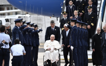 Así fue la llegada del Papa a Lisboa para participar en la JMJ.- Foto de Marco Bertorello, de la AFP