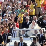 El Papa, durante su llegada al Parque Eduardo VII para la ceremonia de la acogida