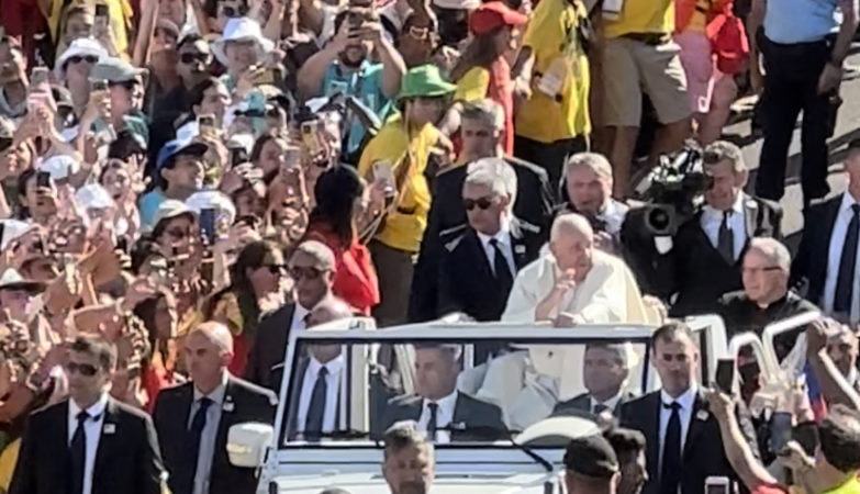 El Papa, durante su llegada al Parque Eduardo VII para la ceremonia de la acogida