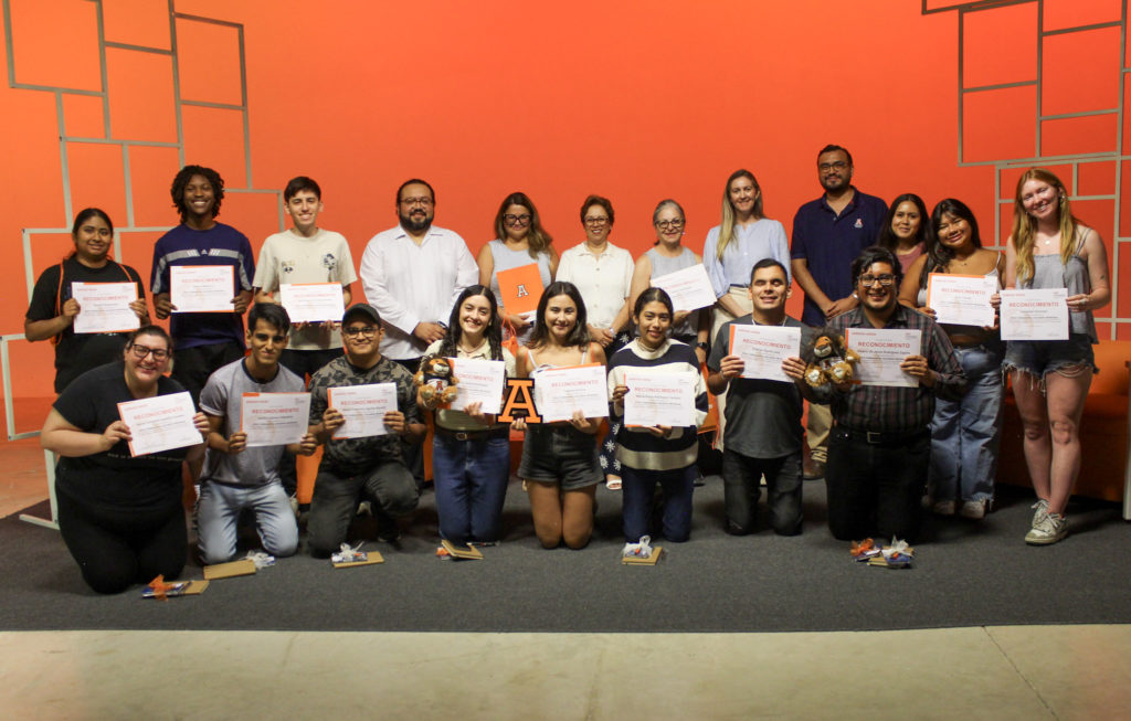 Estudiantes de la Anáhuac Mayab y de la Universidad del Sur de california en su último día, recibiendo su diploma de finalización.