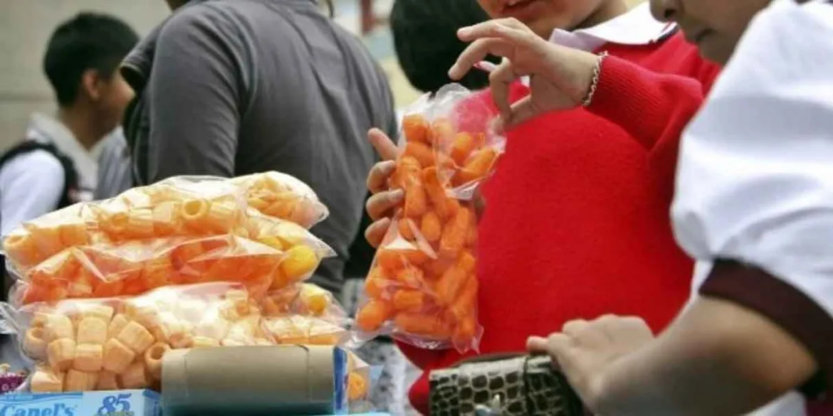 SEP prohíbe la venta de comida chatarra en las escuelas