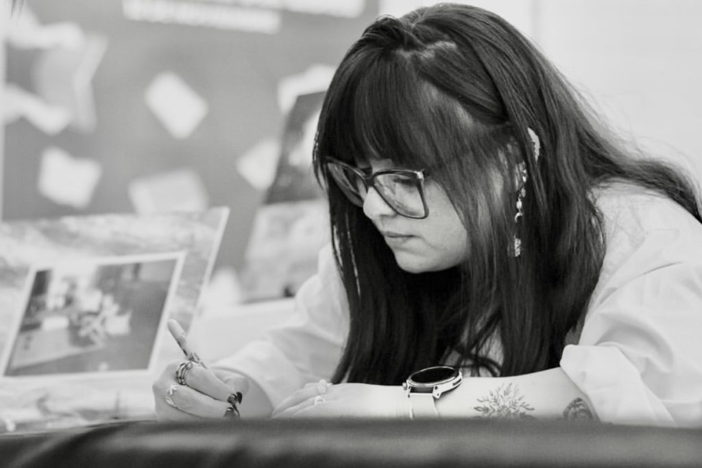 "Anahí Echeverría en la firma de libros en la FILEY 2025"