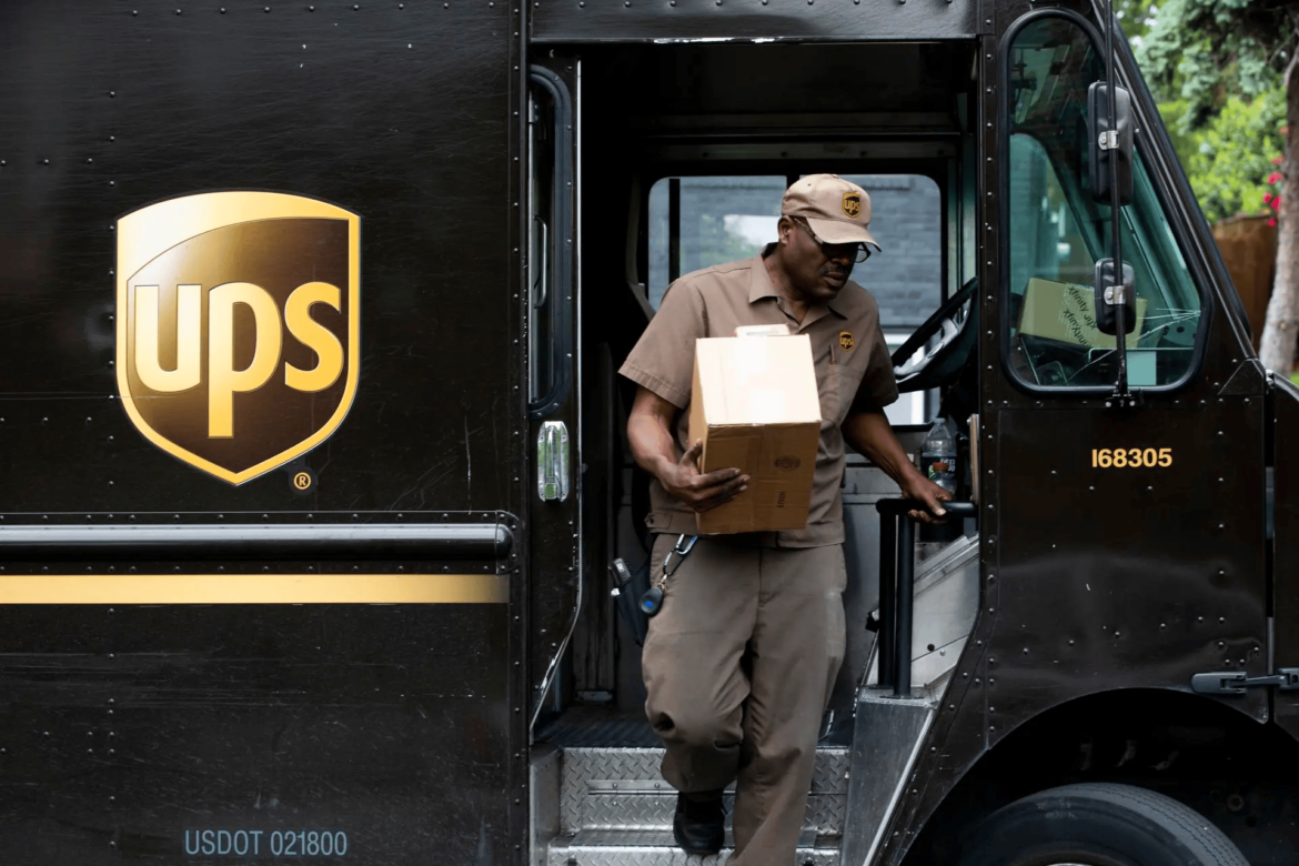 UPS despedirá a 20,000 empleados y cerrará 73 centros por caída en entregas con Amazon