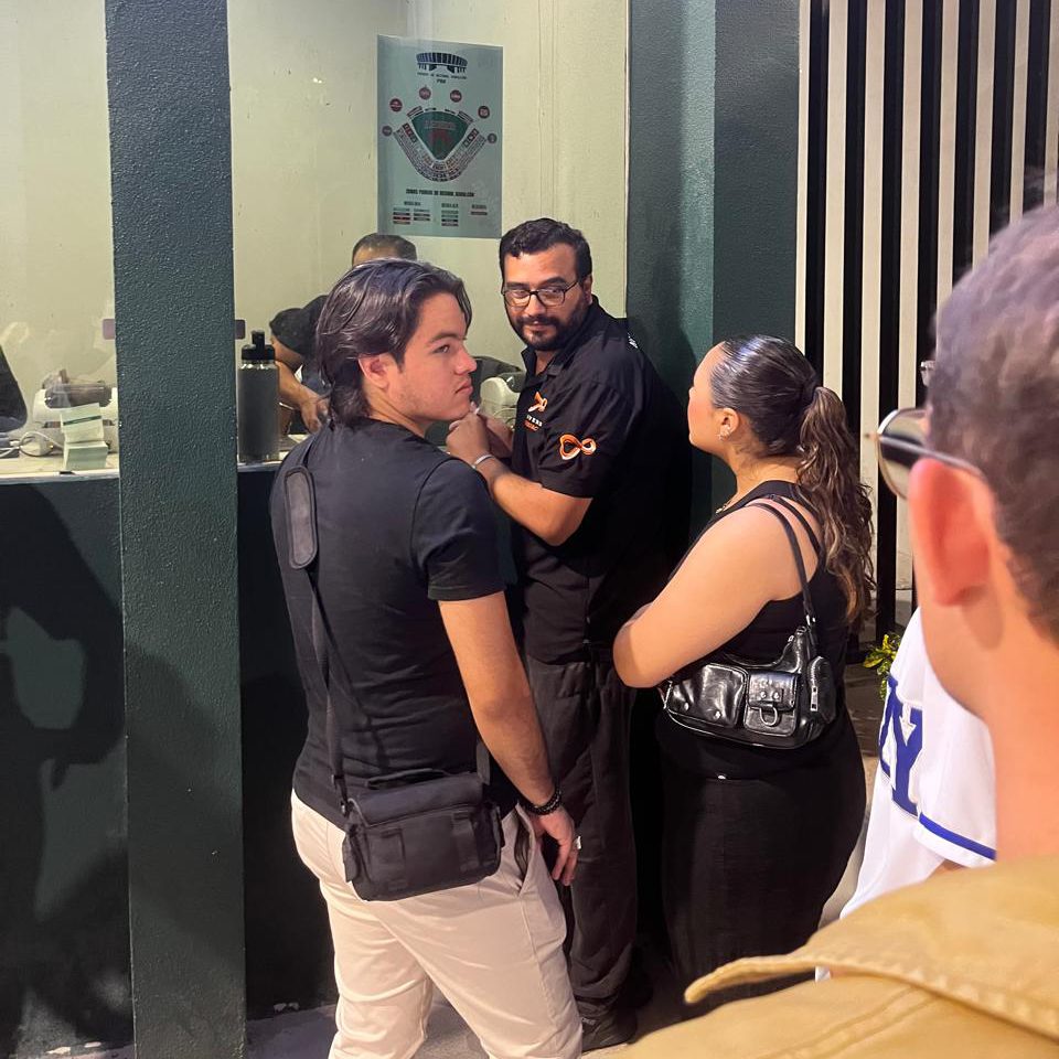 Alumnos ingresando al Estadio de los Leonés. 