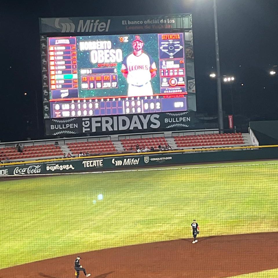 "Estudiantes de Periodismo Digital en el juego Leones vs Tecos en el Parque Kukulcán"