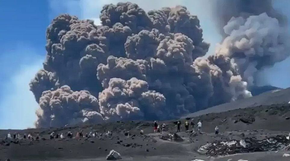 El Monte Etna entra en erupción: impactantes escenas en Sicilia