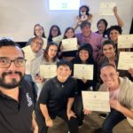 Estudiantes de la Anáhuac Mayab muestran orgullosos sus certificados de finalización de cursos