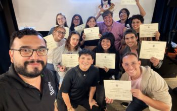 Estudiantes de la Anáhuac Mayab muestran orgullosos sus certificados de finalización de cursos