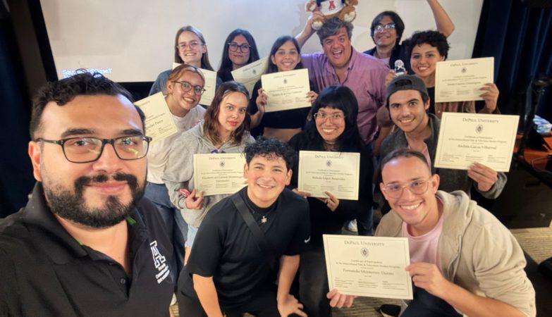 Estudiantes de la Anáhuac Mayab muestran orgullosos sus certificados de finalización de cursos