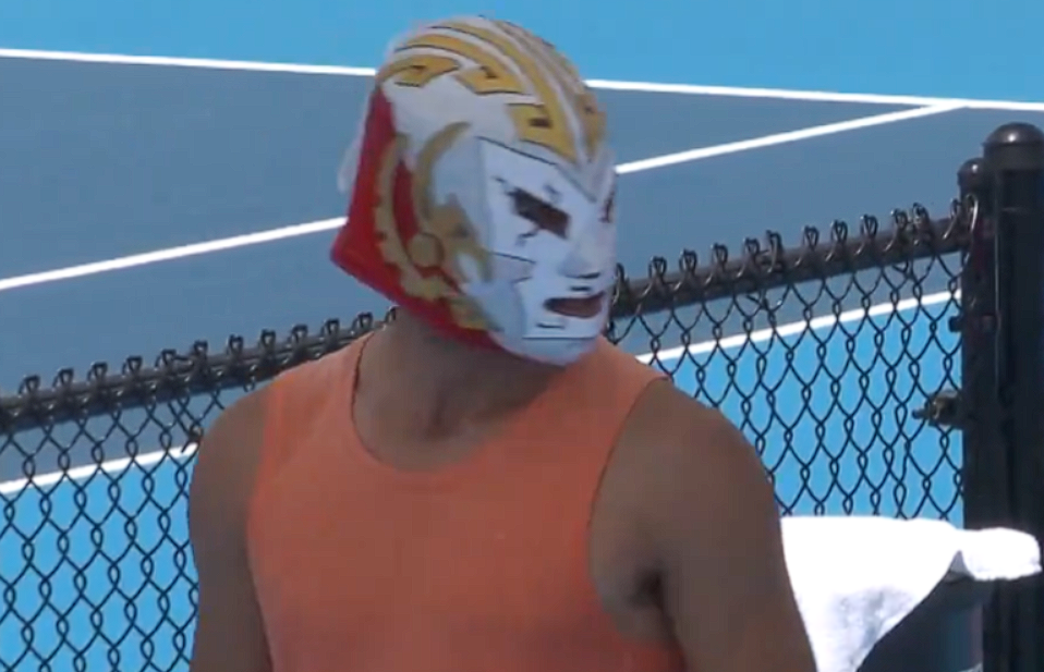 Guiño de Carlos Alcaraz a los fans de la lucha libre mexicana