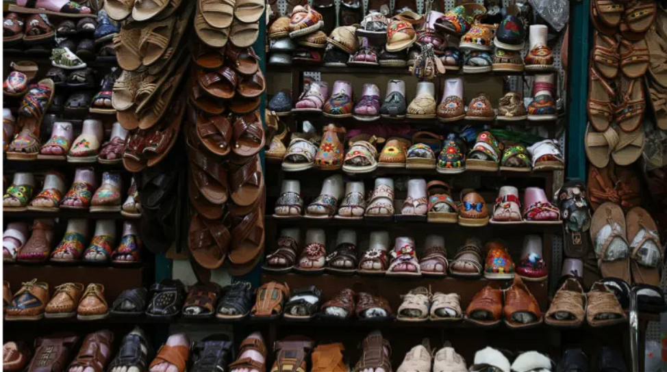 Adidas y diseñador se disculpan por plagio de huaraches de Oaxaca