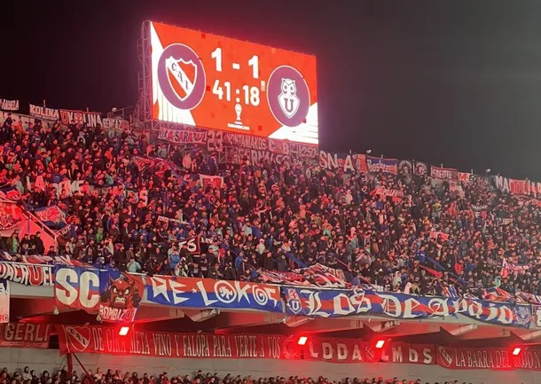 Aficionados de la U de Chile durante encuentro con Independiente