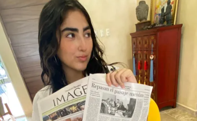 Valentina Suárez posa con el periódico impreso de Diario de Yucatán en donde aparece una publicación sobre su presentación. Foto de Instagram de @suarez.valentinaa