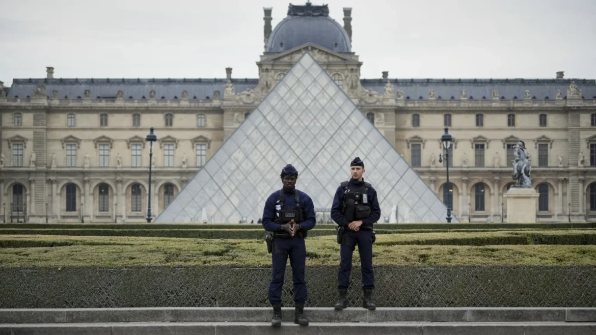 Robo en el Louvre: sustraen joyas de la Corona francesa en solo siete minutos