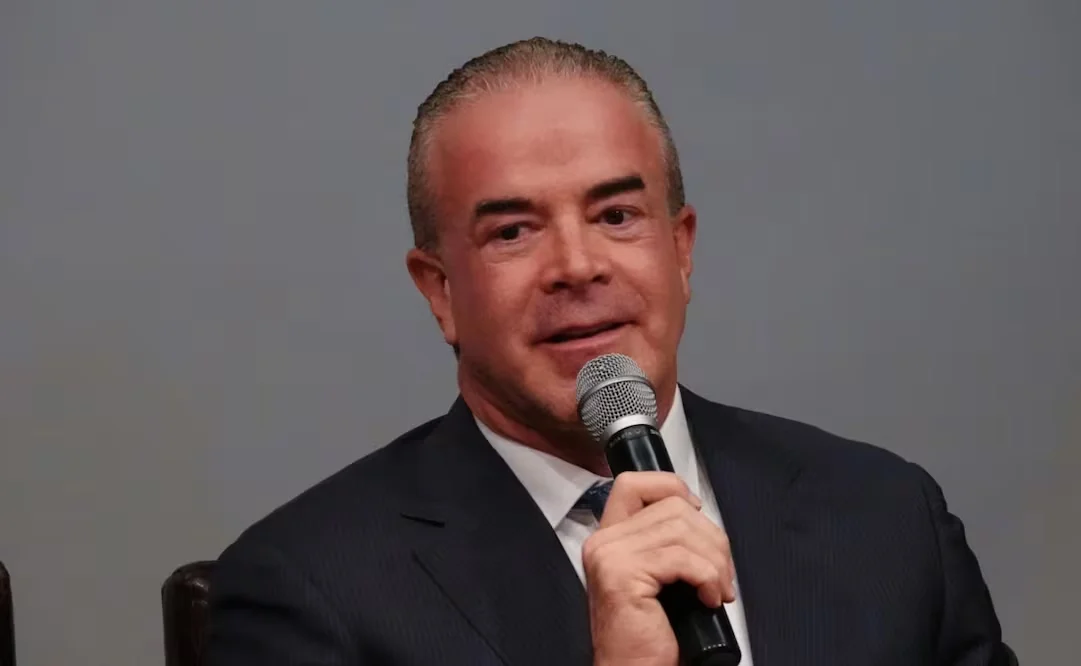 Orden de aprehensión contra el dueño de Miss Universo: se acoge como testigo protegido