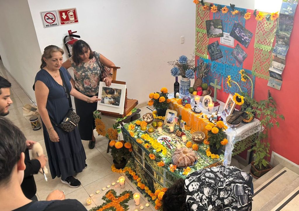 Alumnos del grupo A1.1 semi-intensivo preparando su altar para el Concurso de Altares