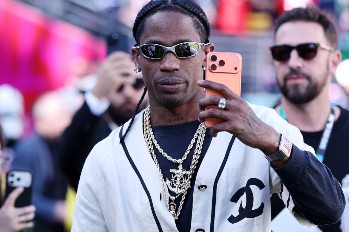 Travis Scott revoluciona el estilo en el Super Bowl LX con piezas vintage y “retro?futuristas”