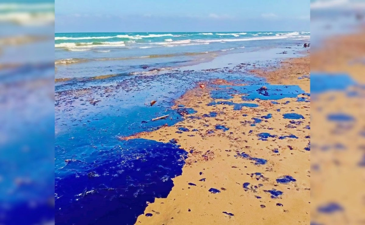 Comunidades indígenas califican como “etnocidio” el derrame de combustible en costas del sur de Veracruz