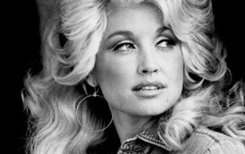 Muere Dolly Parton a los 80 años, adiós a una leyenda. Dolly Parton, una de las figuras más importantes del country, murió el martes 25 de agosto de 2026. La cantante falleció a los 80 años en Nashville, Tennessee, rodeada de sus seres queridos. Su equipo confirmó que la artista enfrentó una breve batalla contra el cáncer antes de morir. Fallece Dolly Parton, cantante de música country a los 80 años- Grupo Milenio Imagen de Milenio. Construyó una carrera de más de seis décadas, convirtiéndose en una figura fundamental de la música "country". Durante su trayectoria, vendió más de 100 millones de discos y recibió 11 premios Grammy. Además de la música, Parton desarrolló una exitosa carrera cinematográfica y participó en películas como "9 to 5". También contribuyó económicamente a investigaciones médicas, incluyendo esfuerzos relacionados con el desarrollo de vacunas contra COVID-19. Con su muerte, el mundo del entretenimiento despide a una artista cuya trayectoria trascendió generaciones, géneros y fronteras.