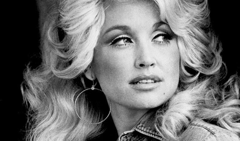 Muere Dolly Parton a los 80 años, adiós a una leyenda. Dolly Parton, una de las figuras más importantes del country, murió el martes 25 de agosto de 2026. La cantante falleció a los 80 años en Nashville, Tennessee, rodeada de sus seres queridos. Su equipo confirmó que la artista enfrentó una breve batalla contra el cáncer antes de morir. Fallece Dolly Parton, cantante de música country a los 80 años- Grupo Milenio Imagen de Milenio. Construyó una carrera de más de seis décadas, convirtiéndose en una figura fundamental de la música "country". Durante su trayectoria, vendió más de 100 millones de discos y recibió 11 premios Grammy. Además de la música, Parton desarrolló una exitosa carrera cinematográfica y participó en películas como "9 to 5". También contribuyó económicamente a investigaciones médicas, incluyendo esfuerzos relacionados con el desarrollo de vacunas contra COVID-19. Con su muerte, el mundo del entretenimiento despide a una artista cuya trayectoria trascendió generaciones, géneros y fronteras.