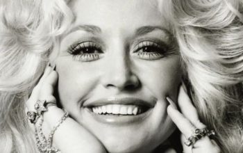 Dolly Parton destacó por ser una de las primeras mujeres en llevar una carrera musical como solista. Imagen de Pinterest de Philippe Duboscq