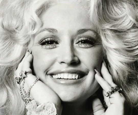 Dolly Parton destacó por ser una de las primeras mujeres en llevar una carrera musical como solista. Imagen de Pinterest de Philippe Duboscq